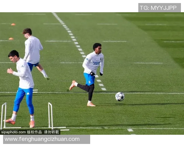 足总杯激战皇马凭补时绝杀巴黎圣日耳曼引发争议判罚全场沸腾